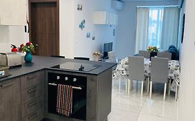 Central, Bright & Modern Apartment